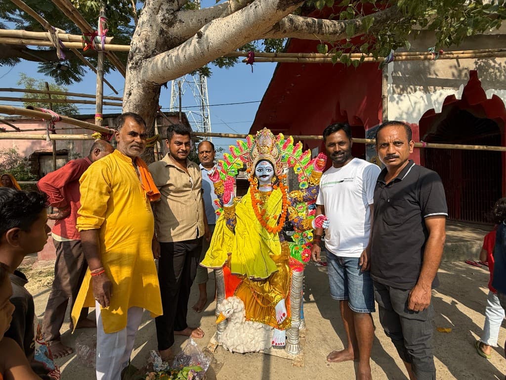 06 idol with devotees